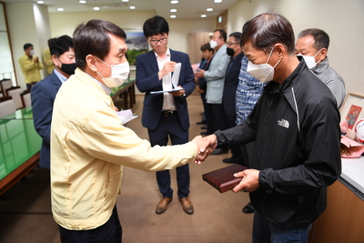 2020상반기정년(명예)퇴직자공로패수여(21).JPG
