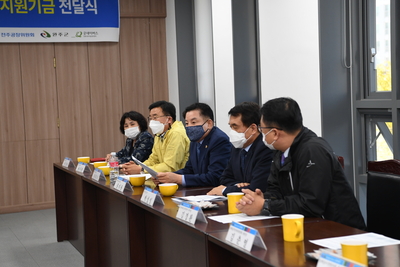 한냇물행복빨래방개소및사회공헌기금전달식(8).JPG