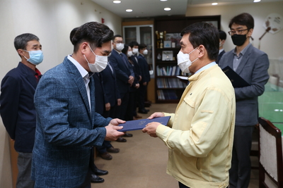 임기제신규공무원사령장교부(4).JPG