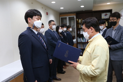 임기제신규공무원사령장교부(7).JPG