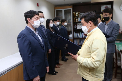 임기제신규공무원사령장교부(9).JPG