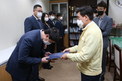 임기제신규공무원사령장교부(10).JPG