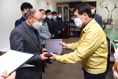 정년퇴직자공로패수여식(6).JPG