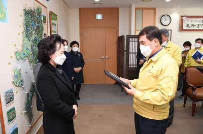 퇴임부녀연합회장감사패수여식(1).JPG