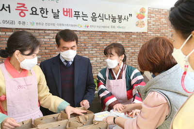 한국에서중요한날베푸는음식나눔봉사(8).JPG