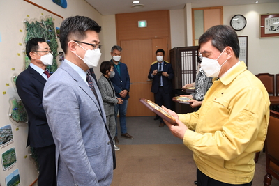 지방재정확충기여자감사패수여(1).JPG