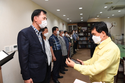 상반기퇴직자공로패수여(1).JPG