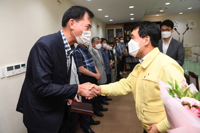 상반기퇴직자공로패수여(4).JPG
