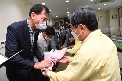상반기퇴직자공로패수여(5).JPG