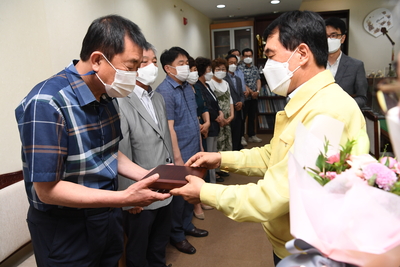 상반기퇴직자공로패수여(11).JPG