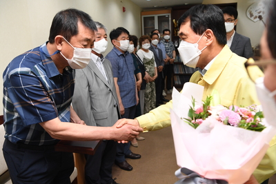 상반기퇴직자공로패수여(12).JPG