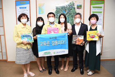 도서기증식(1).JPG