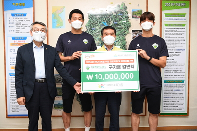 전북현대축구선수이웃돕기성금전달식(3).JPG