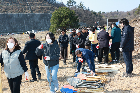 식목일기념 나무심기 행사 (22).JPG