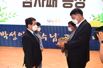 박성일완주군수퇴임식(100).JPG