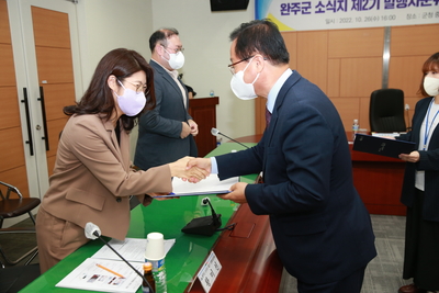 완주군정소식지제2기발행자문위원회위촉식(28).JPG
