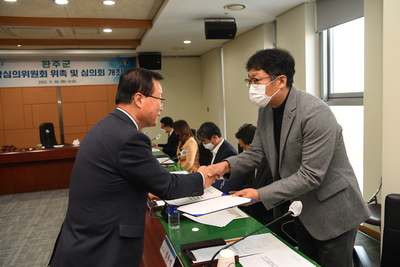 완주군계약심의위원회위촉및심의회(15).JPG