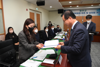 완주군계약심의위원회위촉및심의회(23).JPG