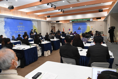 전통한지유네스코등재를위한학술포럼단체사진(13).JPG