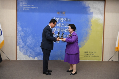 전통한지유네스코등재를위한학술포럼단체사진(32).JPG