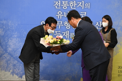 전통한지유네스코등재를위한학술포럼단체사진(39).JPG