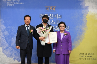 전통한지유네스코등재를위한학술포럼단체사진(45).JPG