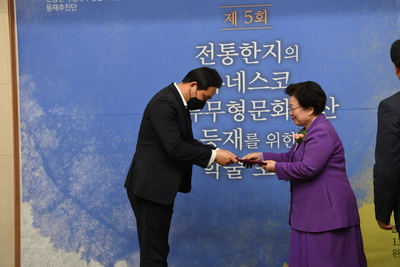 전통한지유네스코등재를위한학술포럼단체사진(49).JPG