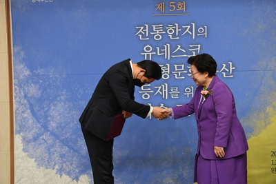 전통한지유네스코등재를위한학술포럼단체사진(50).JPG