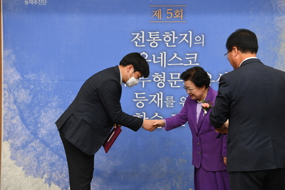 전통한지유네스코등재를위한학술포럼단체사진(55).JPG