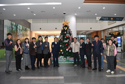 군청로비크리스마스트리점등식(15).JPG