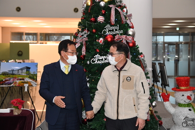 군청로비크리스마스트리점등식(11).JPG