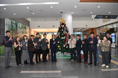 군청로비크리스마스트리점등식(16).JPG
