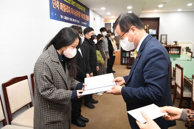 민원처리기간단축마일리지우수공무원표창수여식(5).JPG