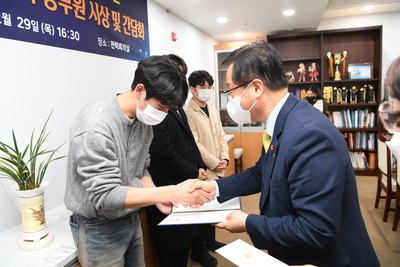 민원처리기간단축마일리지우수공무원표창수여식(21).JPG