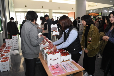 불우이웃돕기성금딸기판매행사(15).JPG