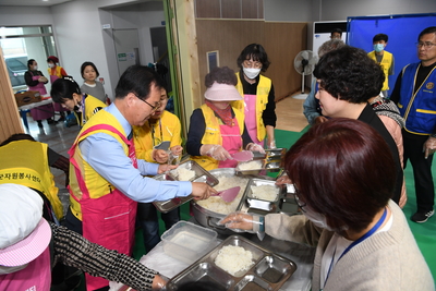 완주군자원봉사센터사랑의밥차배식(5).JPG