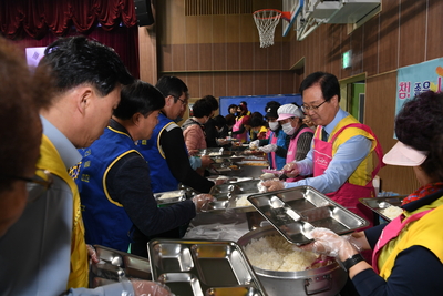 완주군자원봉사센터사랑의밥차배식(7).JPG