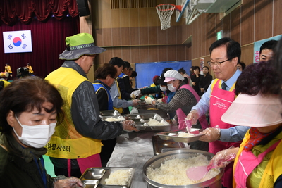 완주군자원봉사센터사랑의밥차배식(11).JPG