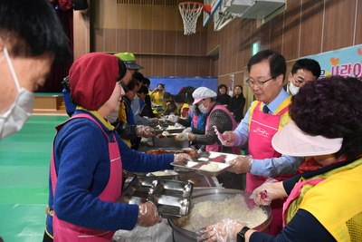 완주군자원봉사센터사랑의밥차배식(13).JPG