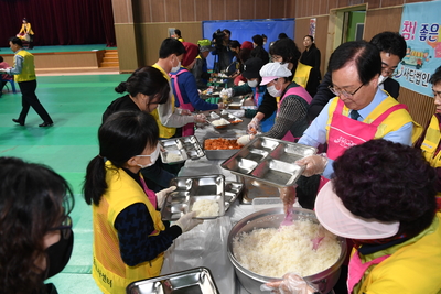 완주군자원봉사센터사랑의밥차배식(15).JPG