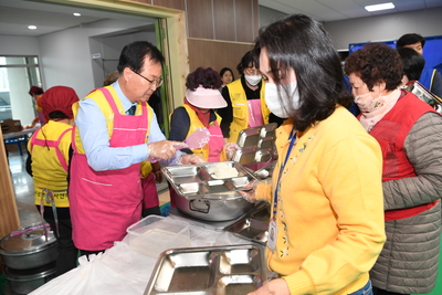 완주군자원봉사센터사랑의밥차배식(24).JPG