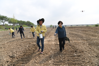 삼례만경강둔치꽃씨뿌리기행사(76).JPG
