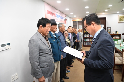 어버이날맞이모범어르신표창장수여(1).JPG