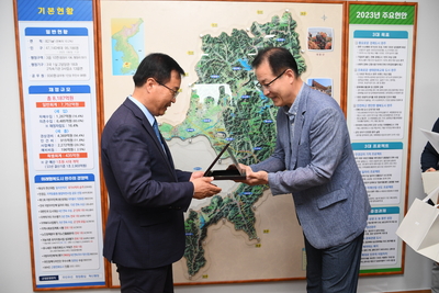 완주산단대주코레스화재복구감사패전달(2).JPG