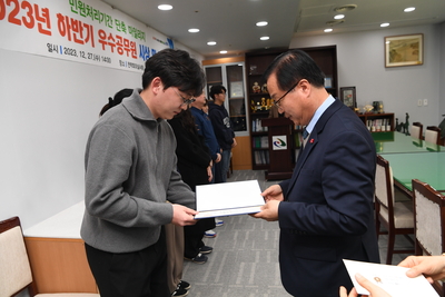 민원처리단축우수공무원표창장수여식(6).JPG