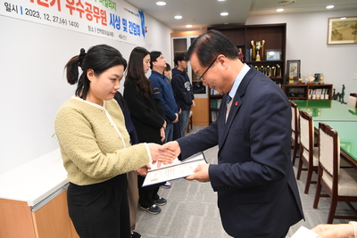 민원처리단축우수공무원표창장수여식(9).JPG