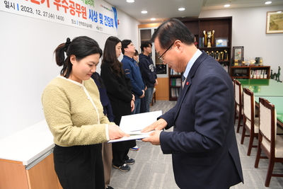 민원처리단축우수공무원표창장수여식(10).JPG