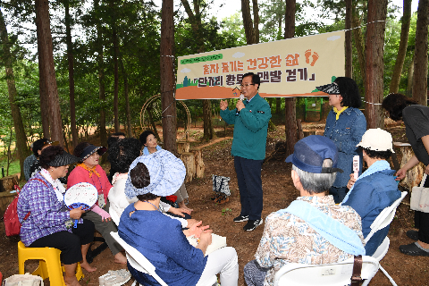 중노년 1인가구 만가리 황토길 맨발걷기 (4).JPG