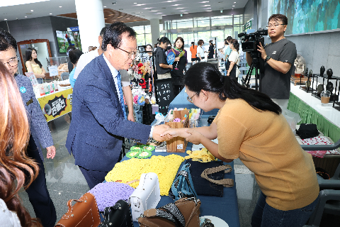자활생산품 시군 순회장터 격려 (7).JPG