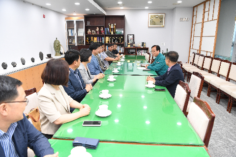 5급 승진리더과정 교육생 성금 전달식 (1).JPG